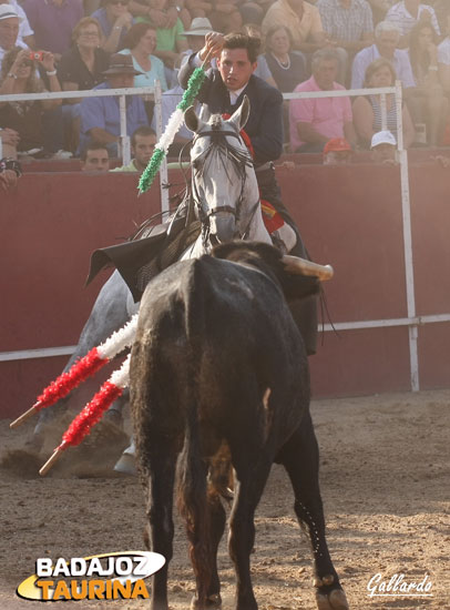 Yendo de frente para batir al pitón contrario.