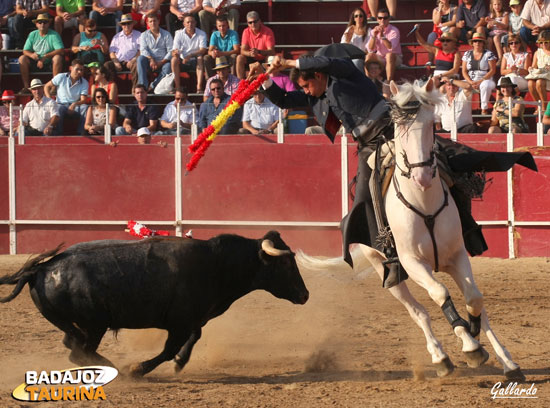 Banderillas a dos manos.