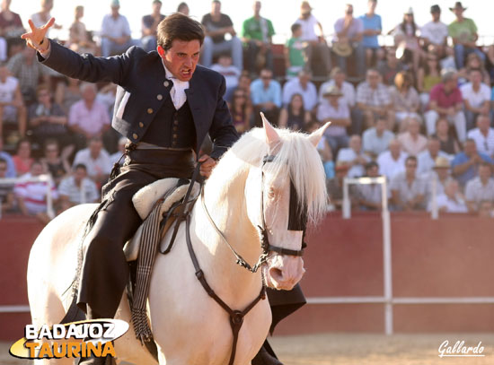 El gesto de rabia del jinete se contrapone con la serenidad del caballo.