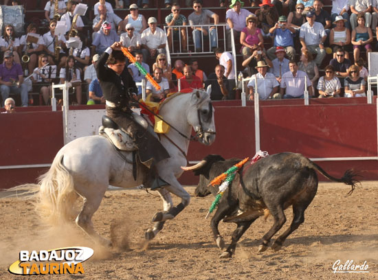 Clavando con temple al estribo.