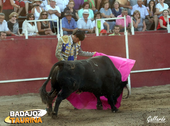 Ambel Posada meciendo el capote en el recibo.