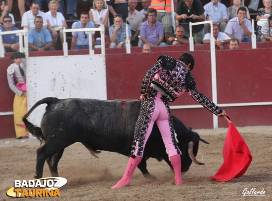 Quebrando la cintura en el derechazo.