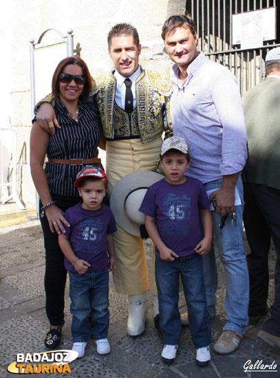 El picador Antonio Lavado con su mujer e hijos junto a Martín Quintana.