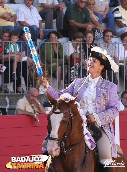 La joven amazona brindando una zarpa.