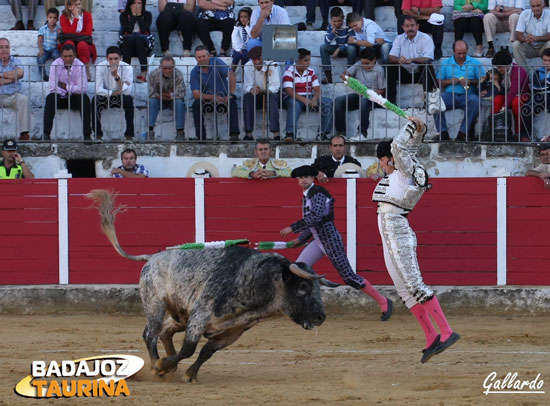 Pedro Mariscal, asomado al balcón.