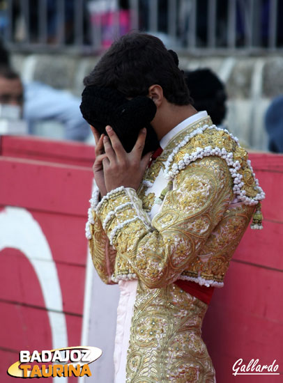 Jairo Miguel musitando una oración.