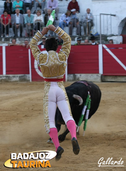 Poniendo garapullos al que cerró el festejo.