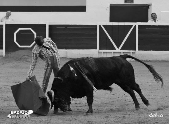El toreo en redondo de Fuentes. (FOTO:Gallardo)