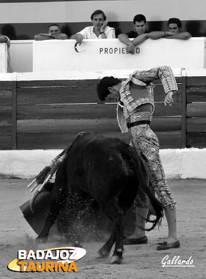 Sentimiento en el muletazo de Silva. (FOTO: Gallardo)