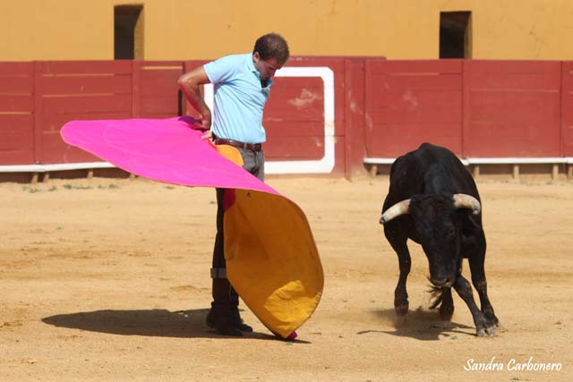 Jaime Martínez dando una revolera al novillo que lidió. (FOTO: Sandra Carbonero)