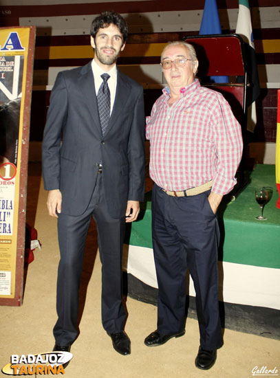 Talavante junto a Juan Miguel, copropietario de la plaza.