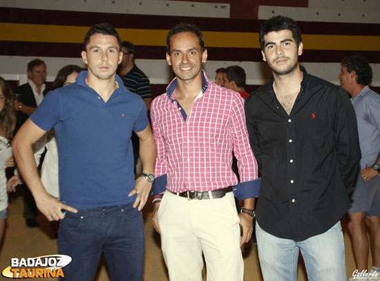 Manu Izquierdo,Javier Valdeoro y Ángel acudieron a arropar a su amigo Alejandro.