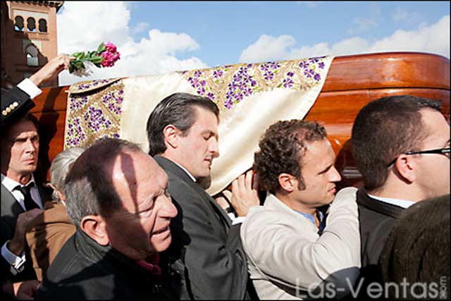 Antonio Ferrera portando a Antoñete en su adiós del ruedo de la vida. (FOTO: Las-Ventas.com)