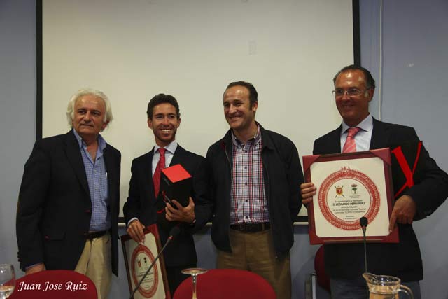 Leonardo Hernández, padre e hijo, junto al Presidente de la Peña T. 'Luis Reina' y el Alcalde de Almendralejo. (FOTO: Juan J. Ruiz)