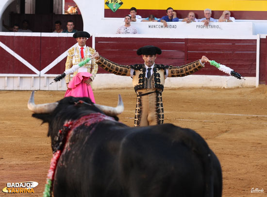 Santi Acevedo, con bordado mexicano.