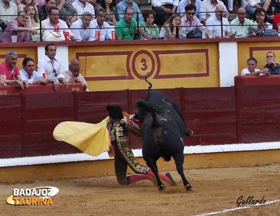 Momento justo de la cornada del 23 de junio en Badajoz.