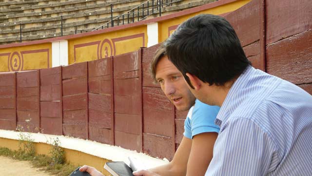 Solís sentado en el estribo de la plaza de Badajoz respondiendo a las preguntas. (FOTO: Gª. de Elexalde)