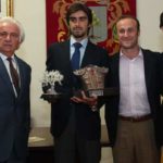 Perera con los trofeos del Ayuntamiento y la Peña Luis Reina.
