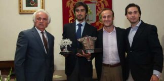 Perera con los trofeos del Ayuntamiento y la Peña Luis Reina.