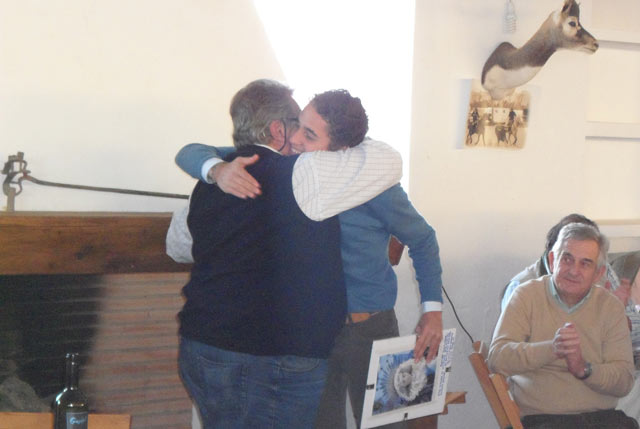 Juan Luis recibiendo un trofeo de manos del Presidente de la Peña de su hermano.