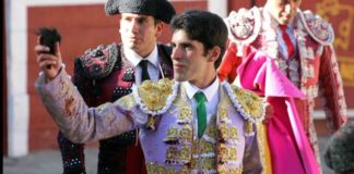 Talavante paseando el trofeo cortado en Tlaxcala. (FOTO:Emilio Méndez/mundotoro.com)