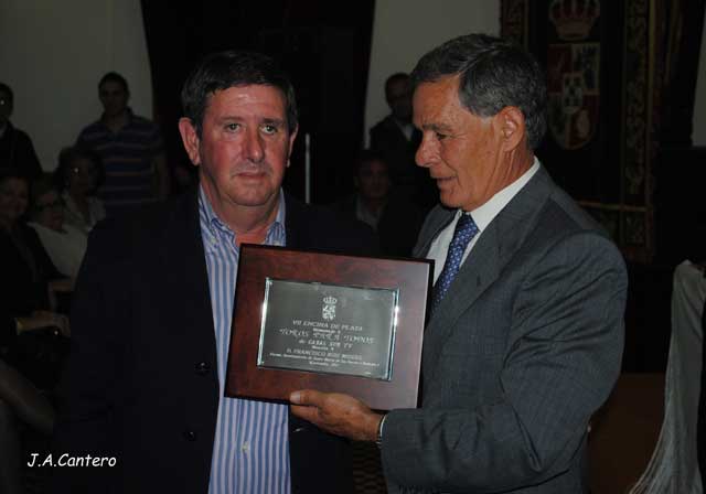 El maestro Ruiz Miguel recibiendo una placa homenaje.