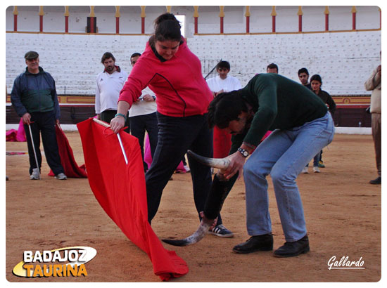 ...Incluso se 'arremangó' para hacer un toro con los alumnos.