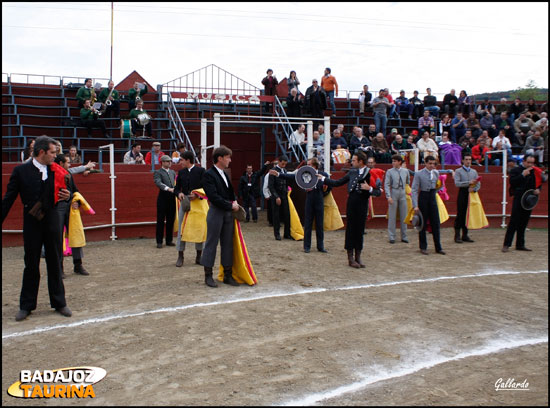 Los toreros a punto de echar a andar en el paseíllo. (FOTO: Gallardo)