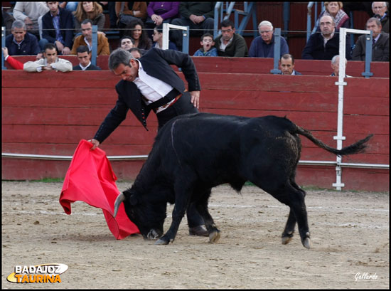 Sierra toreando en redondo al ejemplar de Cayetano. (FOTO: Gallardo)