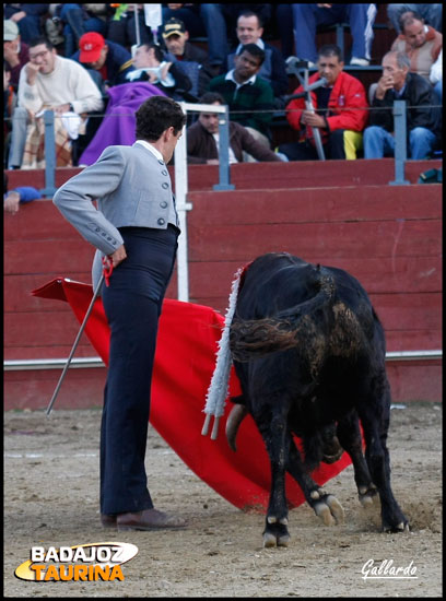 Fernando González toreando al natural con un corte muy vertical. (FOTO: Gallardo)