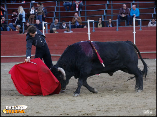 Gallardo llevando muy enganchado al de Naranjo. (FOTOS: Gallardo)