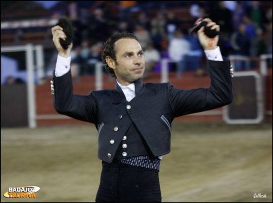 Roberto Gallardo feliz con su premio.