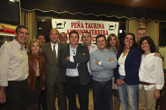 Miembros de la Peña junto al invitado.