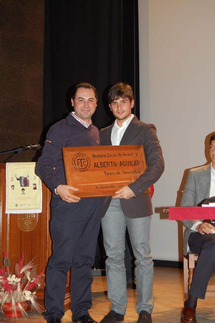 Alberto Aguilar recibiendo su distinción.  