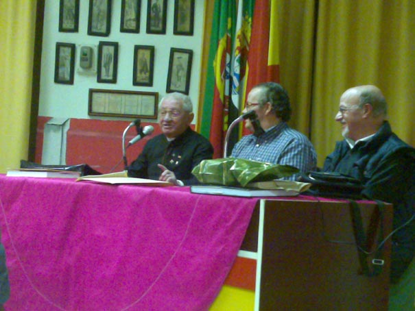 D.Apolonio y D. Andrés respondiendo a las preguntas de Nandi. (FOTO: AJG)