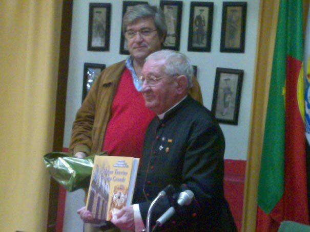 D.Apolonio recibiendo el homenaje del Club Taurino. (FOTO: AJG)