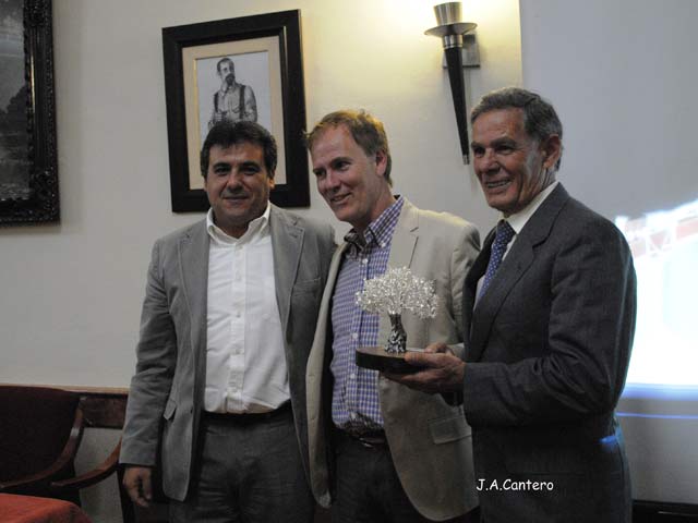 Enrique y Ruiz Miguel con la encina de plata.