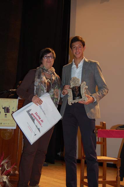 Miguel Ángel Silva con su premio de triunfador de la novillada de mayo.