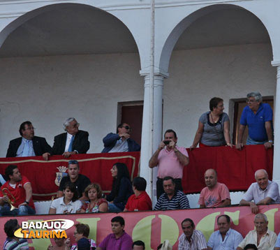 Manuel Lucia y sus asesores momentos antes de indultar al novillo de El Freixo. (FOTO: Gallardo)