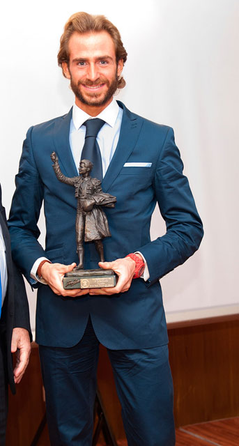 Posando con el trofeo de Mérida. (FOTO: V. Balas)