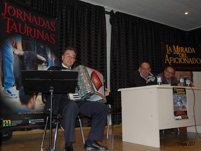 Emilio González Barroso interpretando un pasodoble.