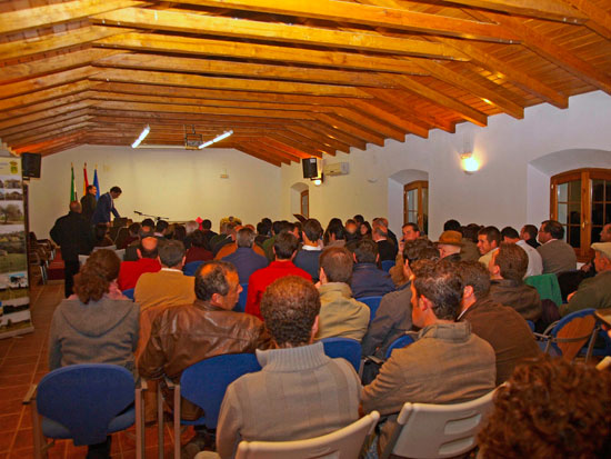 Lleno a rebosar en el salón de actos. 