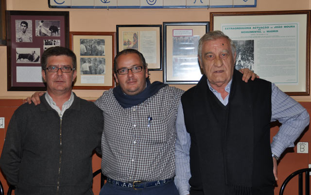 José Julio Alegría, Fernado Masedo Pacheco y Ricardo Sagadoy, al frente del Club Taurino. (FOTO: Enrique Vidarte-TUIMAGEN)