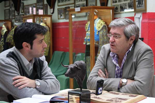 Antonio Girol entrevistando a Luis Carlos en el Museo del Club Taurino. (FOTO: Gallardo)