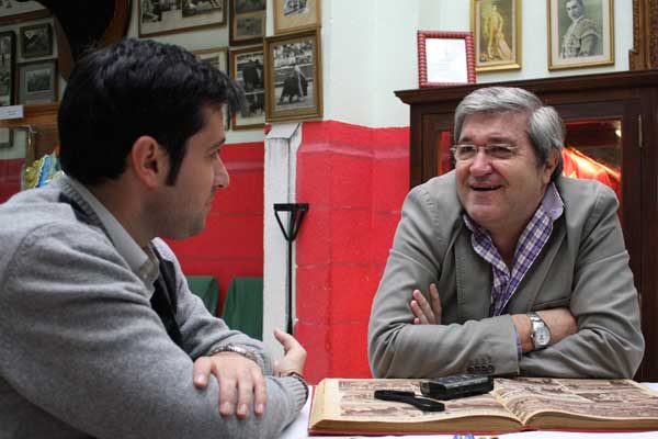 Luis Carlos respondiendo a las preguntas en el 'Templo de la afición extremeña'. (FOTO: Gallardo)