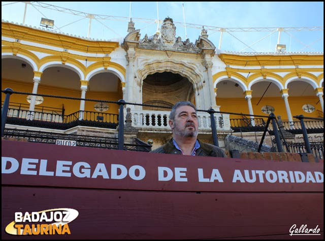 En el burladero desde el que ejerce su autoridad. (FOTO: Gallardo)