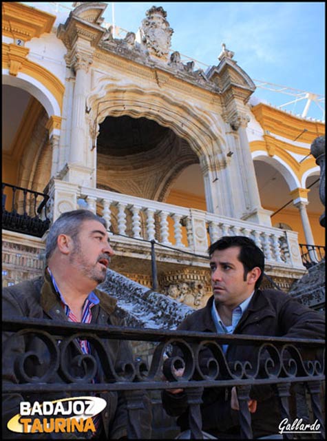 Durante la entrevista con el Palco del Príncipe como telón. (FOTO:Gallardo)