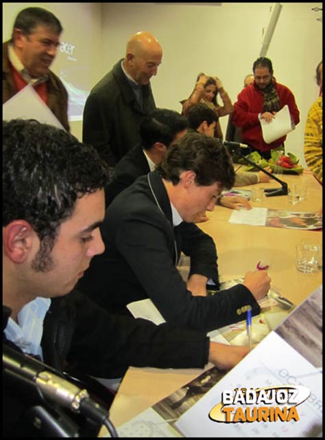 Momento de la firma de los calendarios. (FOTO: CEDIDA)