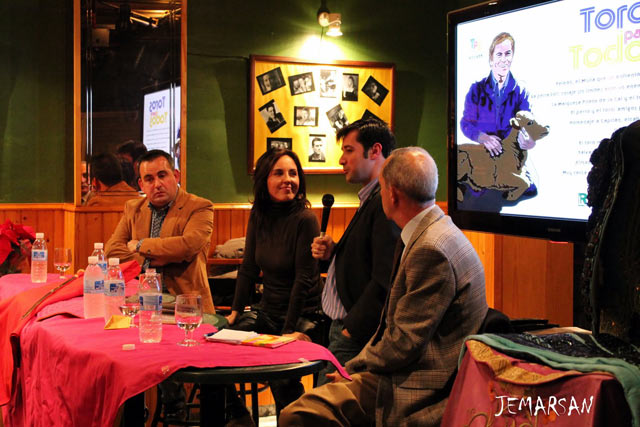 Antonio agradeciendo a Sonia y Ramón su presencia.