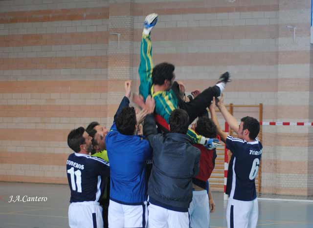 Y fuera de ellos, marcando el mejor gol del encuentro.